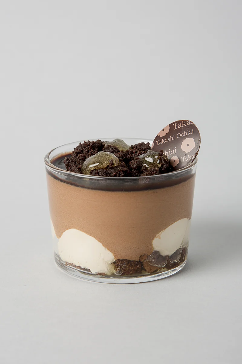 Ochiai team. Brownie de sucre moscovado, ganache d'Orelys, melmelada de yuzu, mousse de xocolata Manjari al 64% amb cruixent de moscovado i pasta de fruita de yuzu.