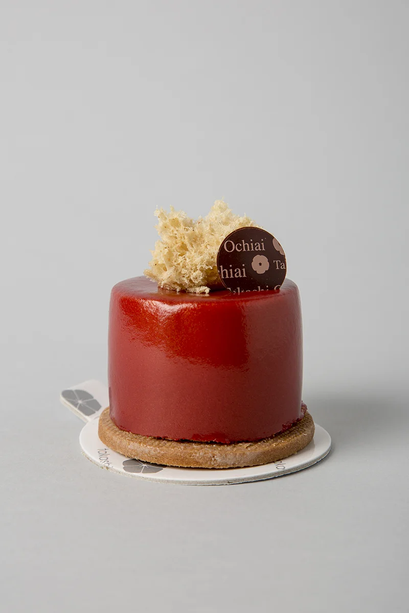 Biskelia. Cake de avellana con mango, mousse de caramelo con chocolate con leche Biskelia 34% y baño de chocolate con leche.