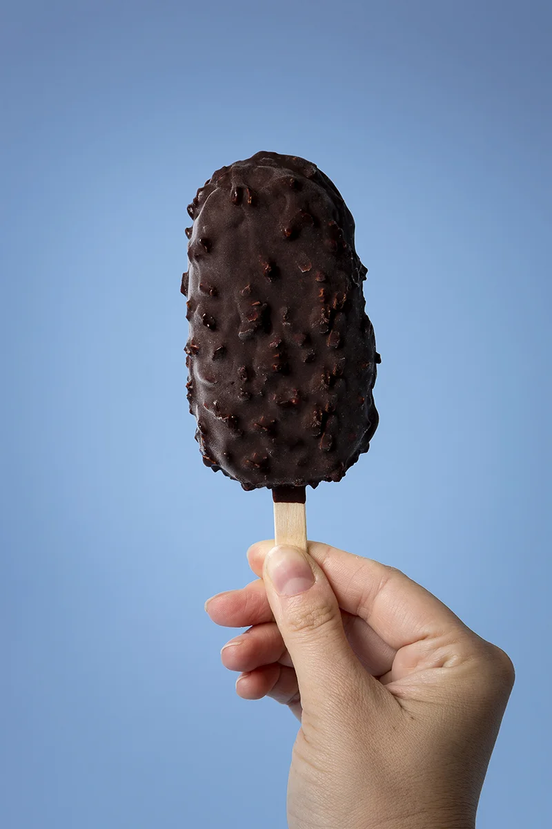 Helado de chocolate negro e interior de matcha