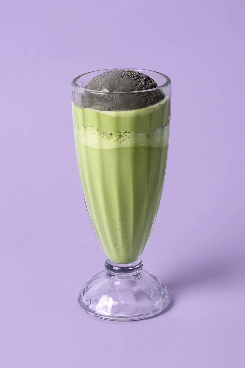 Batido de matcha con helado de sésamo negro