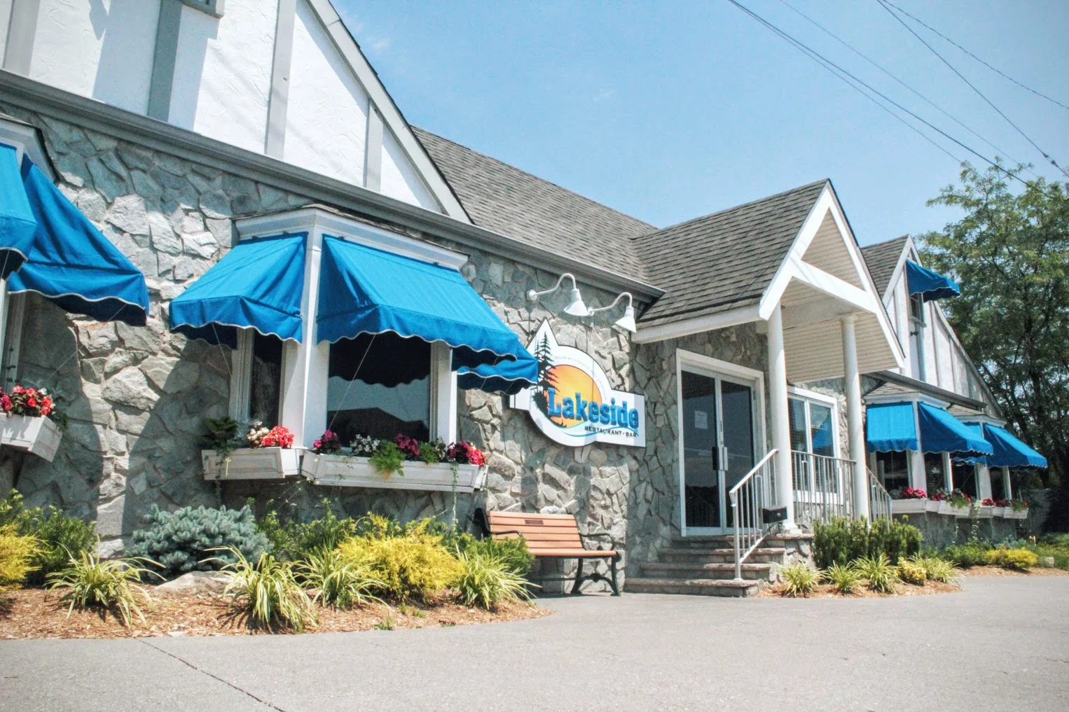 Lakeside Restaurant and Bar in Wayne NJ