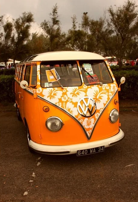 The orange hawaiian flowers add a nice, simple touch.