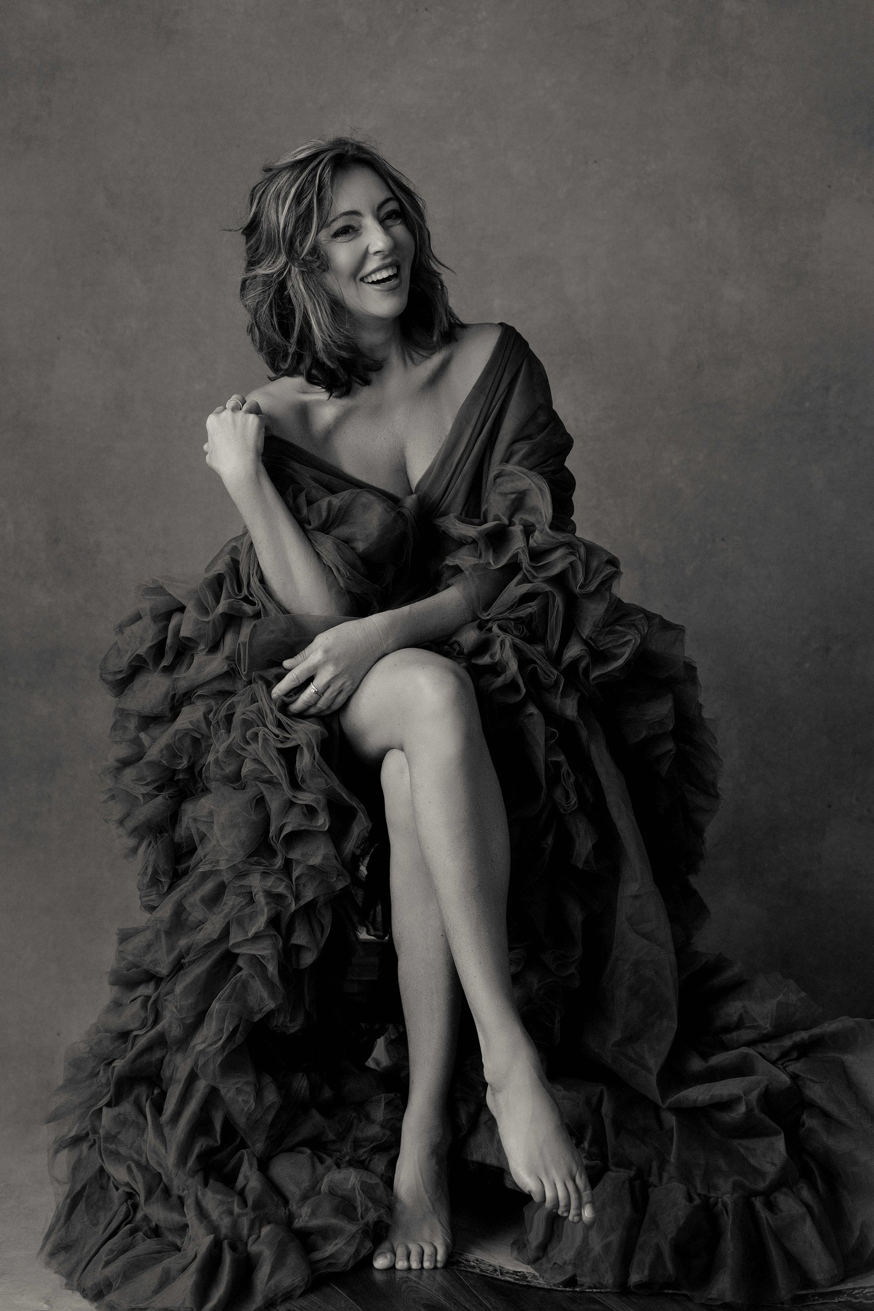boudoir-empowering-photoshoot-studio-b&w-bridal-windsor-egham.jpg