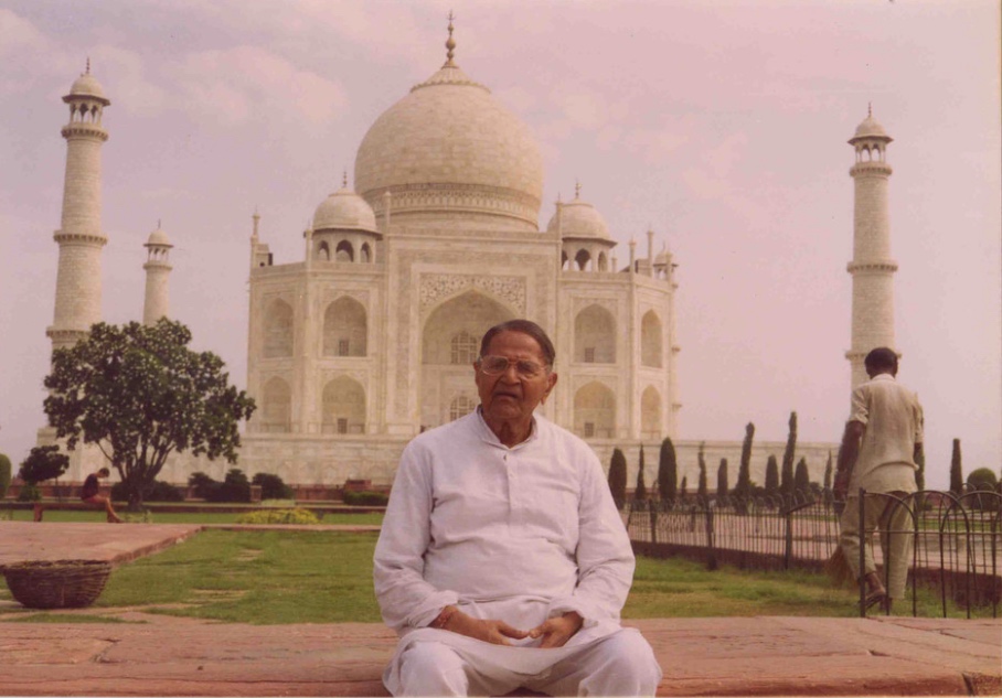 Bapuji at Taj Mahal.jpg