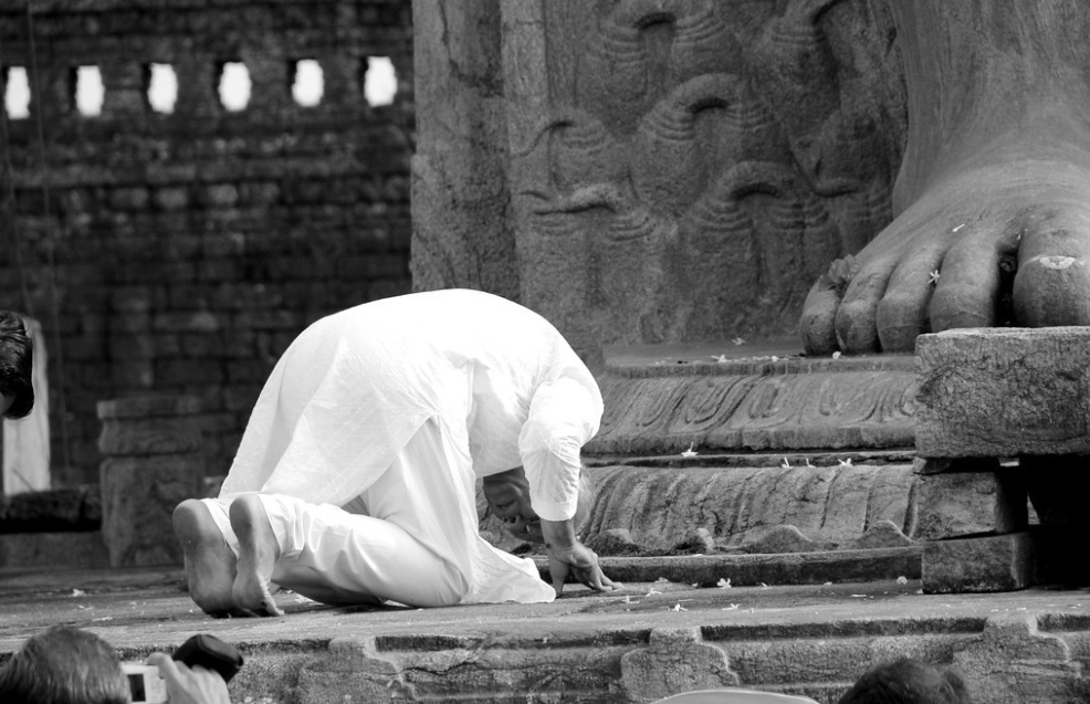 Bhaishree bowing.jpg