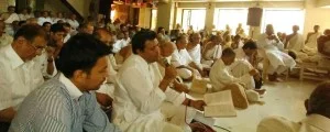 14-Vikrambhai-sings-before-book-launch-O-shilpi-atmakala-viksavo-300x120.jpg