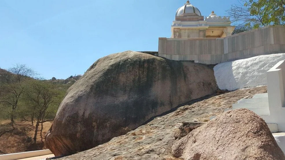 Pudhvishila Path or rock on which Bhagwan Mahavir explains his meditation to Gautam Swami. It was here that Krupaludev gave his sermon on 'Dravya nu Yog' to Munishree Laghuraj Swami and seven monks.