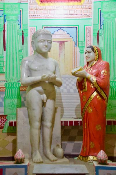 Mahavir Bhagvan accepts food (boiled unsplit black beans) from Chandanbala and breaks 5 months & 25 days fast