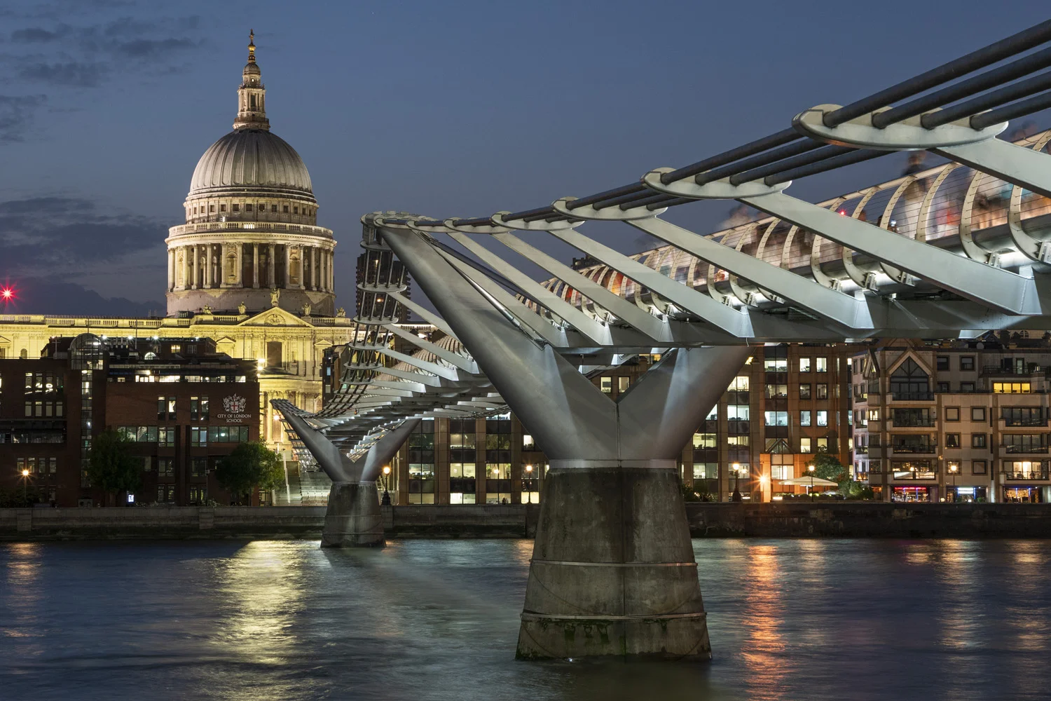London's Bridges - Leo Villreal