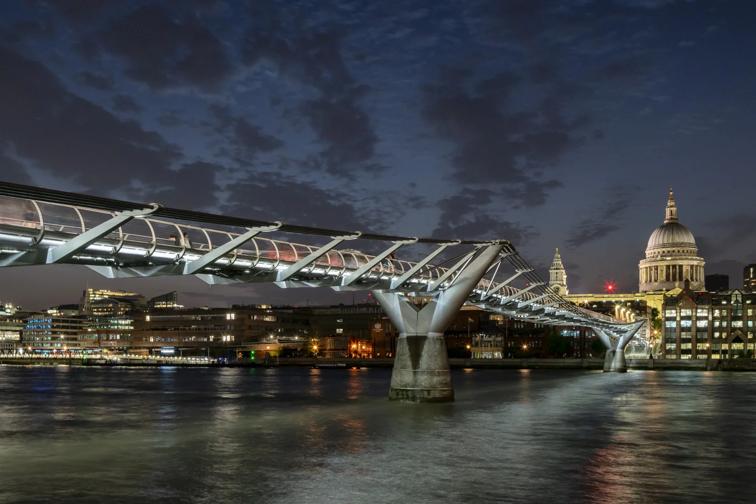 London's Bridges - Leo Villreal