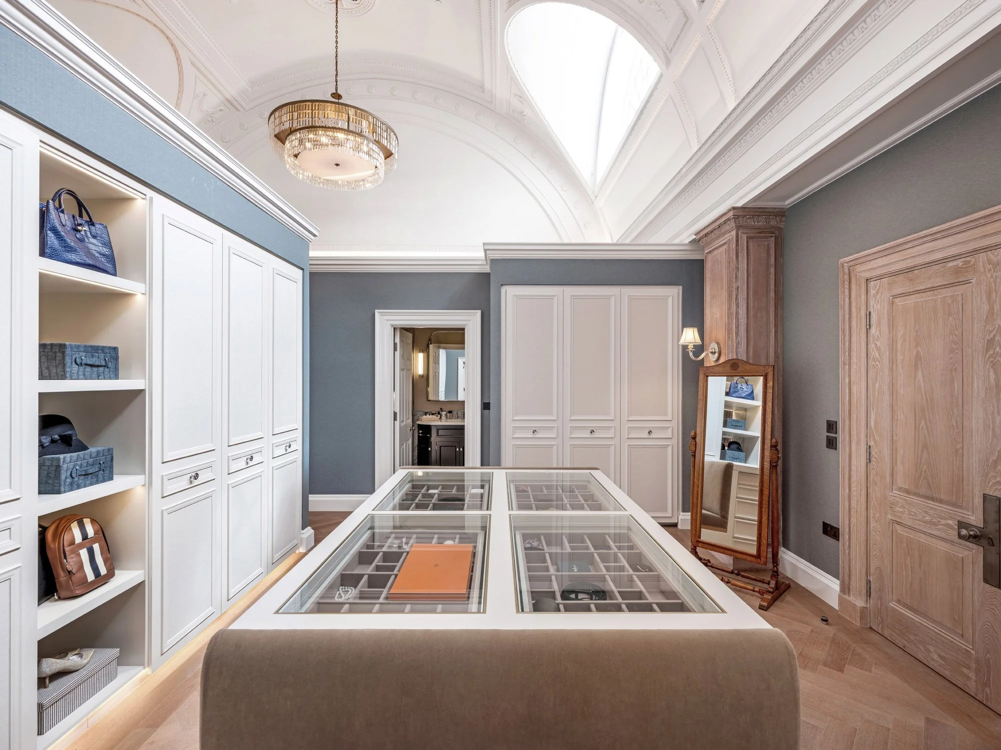  Gracing the banks of the River Thames in the heart of historic Westminster, 9 Millbank is a landmark residential address that captures the essence of British luxury and style. 