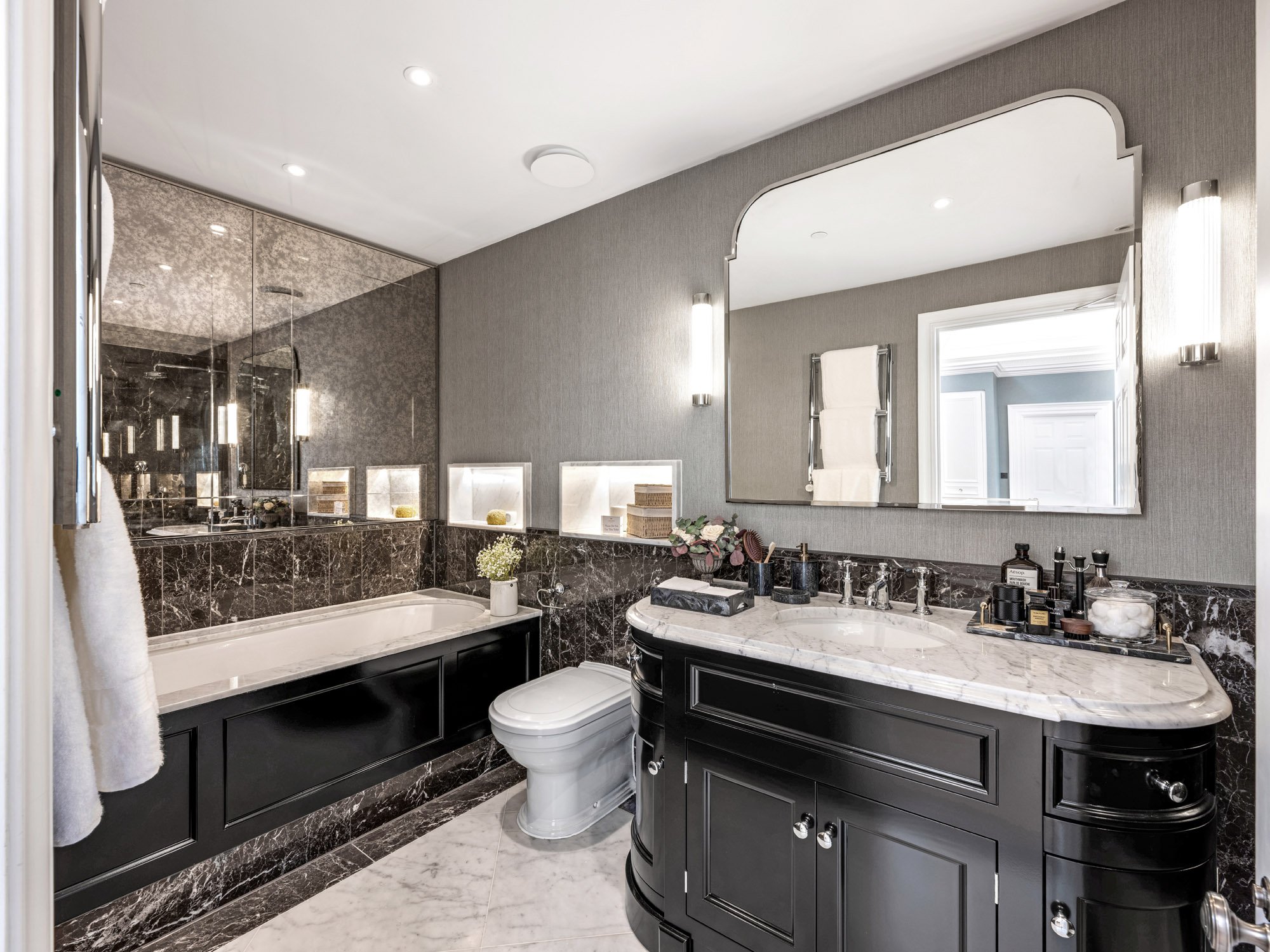  Gracing the banks of the River Thames in the heart of historic Westminster, 9 Millbank is a landmark residential address that captures the essence of British luxury and style. 