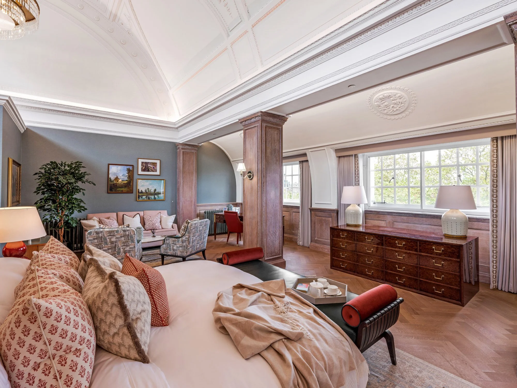  Gracing the banks of the River Thames in the heart of historic Westminster, 9 Millbank is a landmark residential address that captures the essence of British luxury and style. 