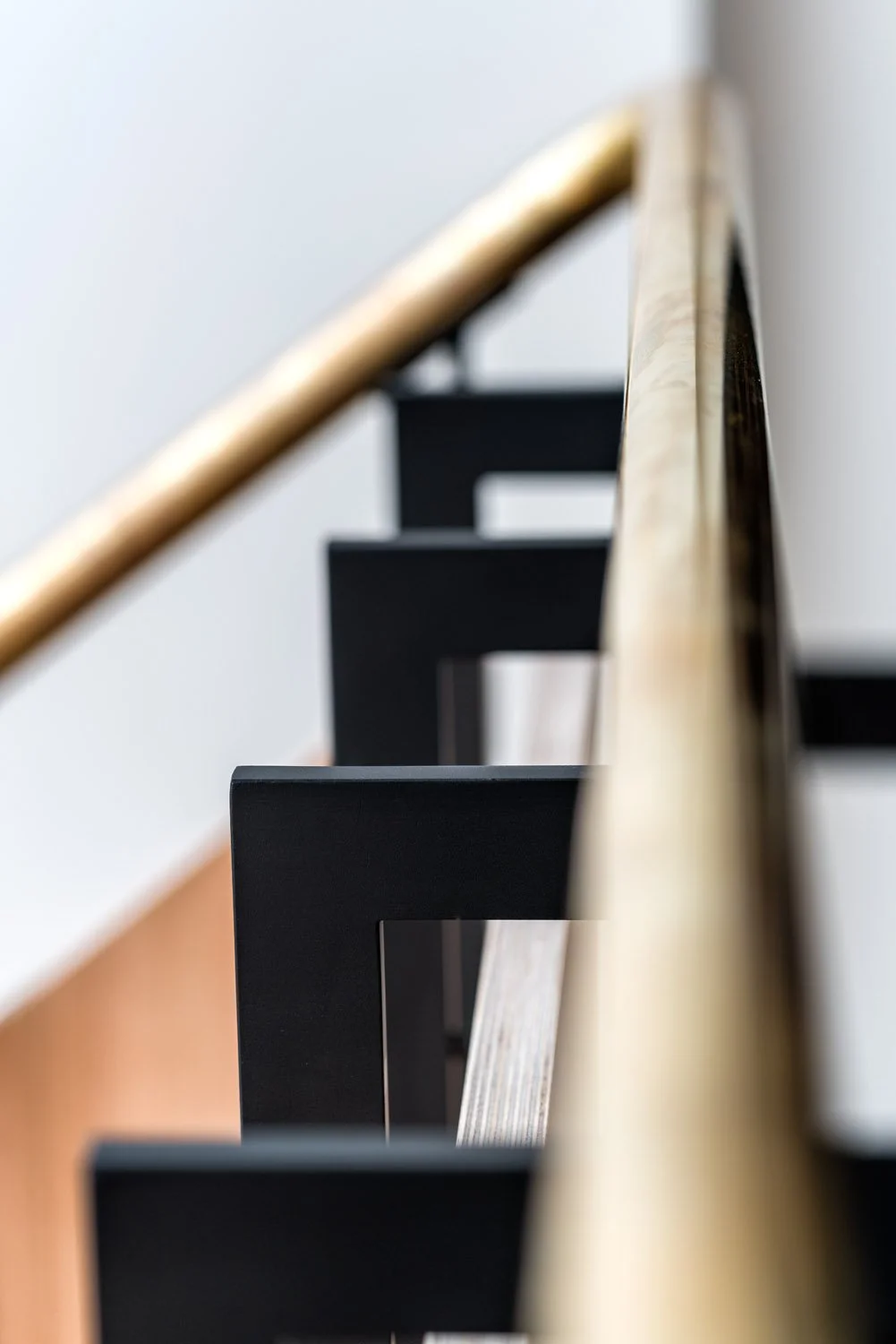  Explore Eglon House, a luxury modernist home in Primrose Hill, London. Inspired by the Maison de Verre, this architectural masterpiece was once the home of Tim Burton. Discover its industrial design, rich history, and ties to celebrity culture. 