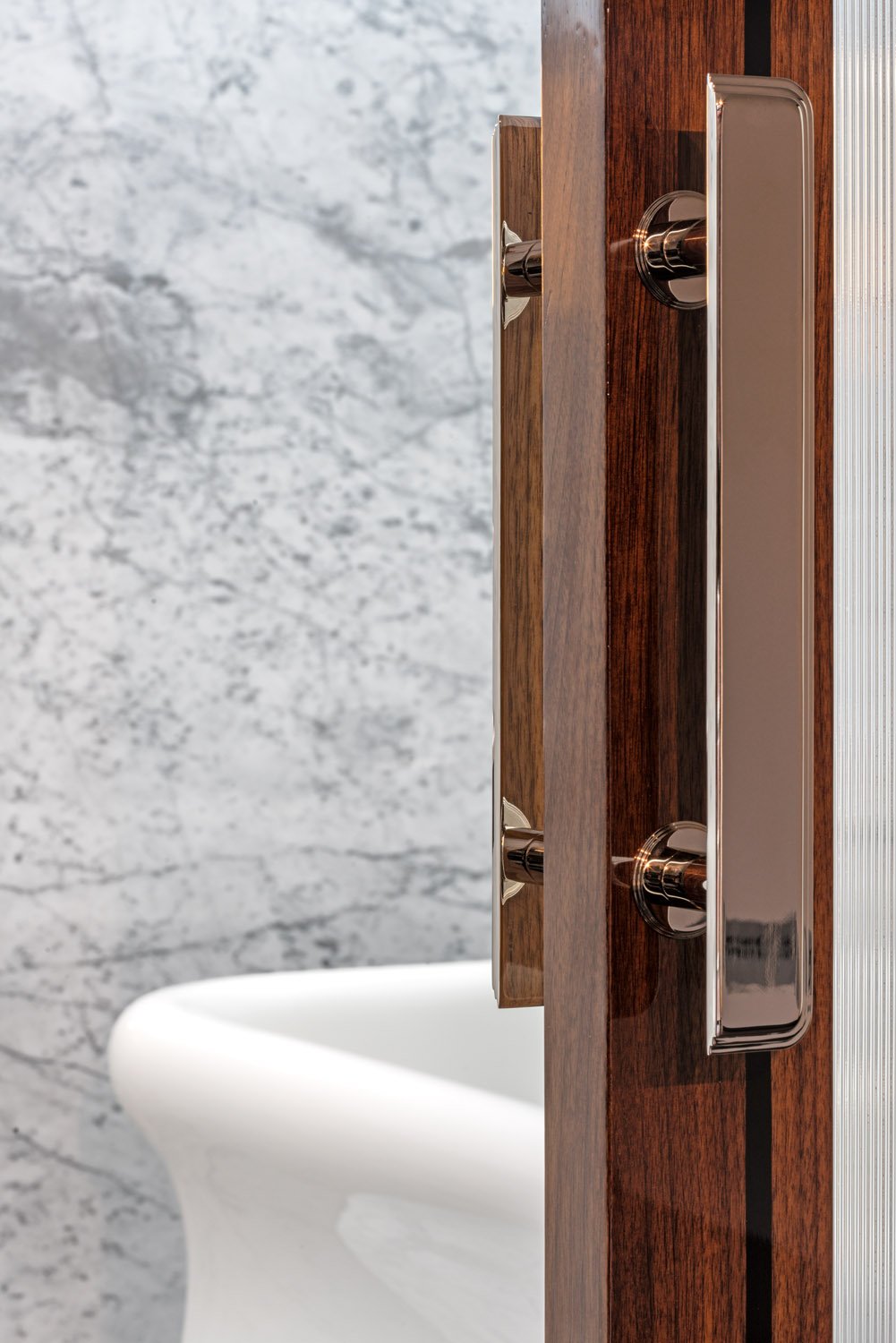  Explore Eglon House, a luxury modernist home in Primrose Hill, London. Inspired by the Maison de Verre, this architectural masterpiece was once the home of Tim Burton. Discover its industrial design, rich history, and ties to celebrity culture. 