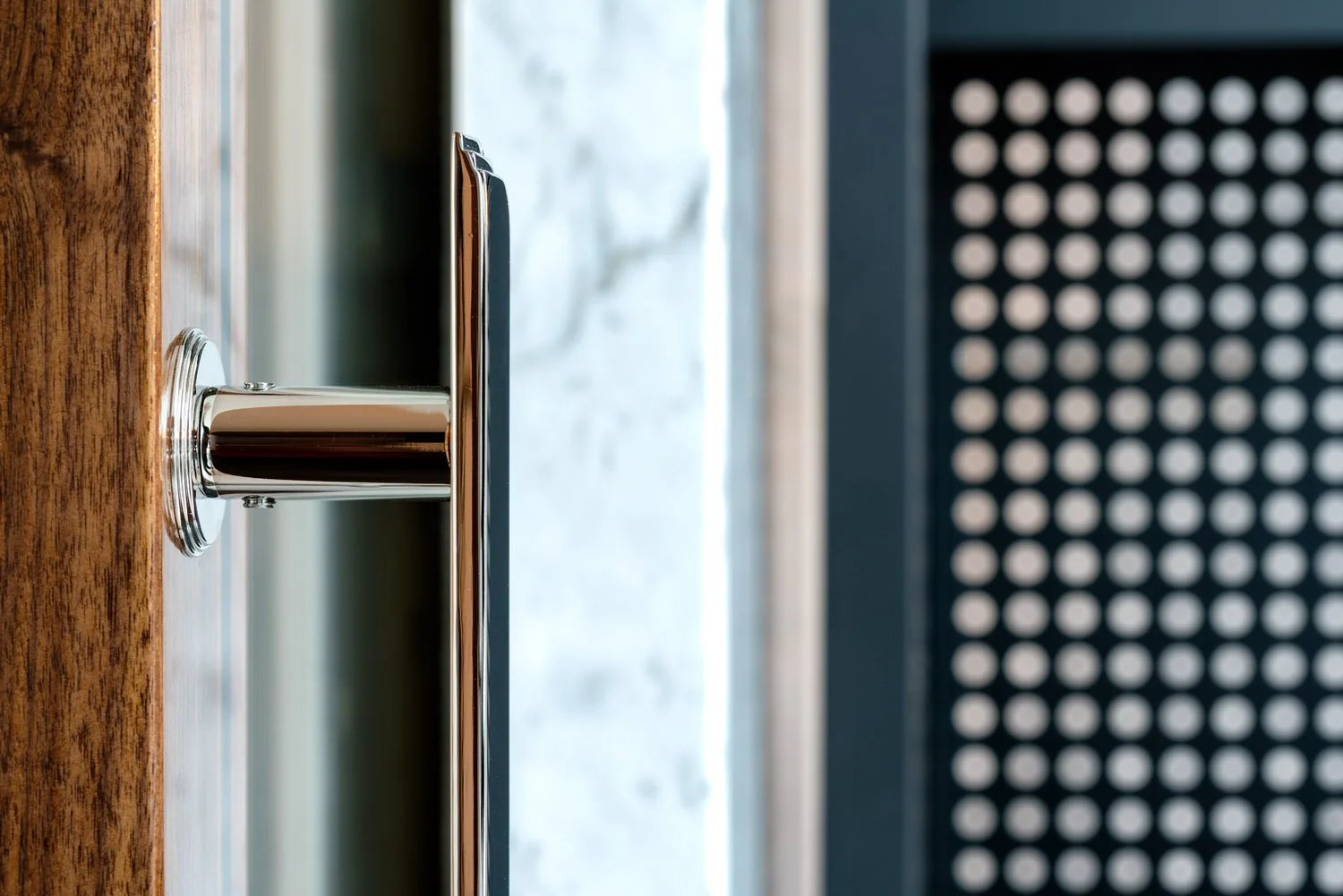  Explore Eglon House, a luxury modernist home in Primrose Hill, London. Inspired by the Maison de Verre, this architectural masterpiece was once the home of Tim Burton. Discover its industrial design, rich history, and ties to celebrity culture. 
