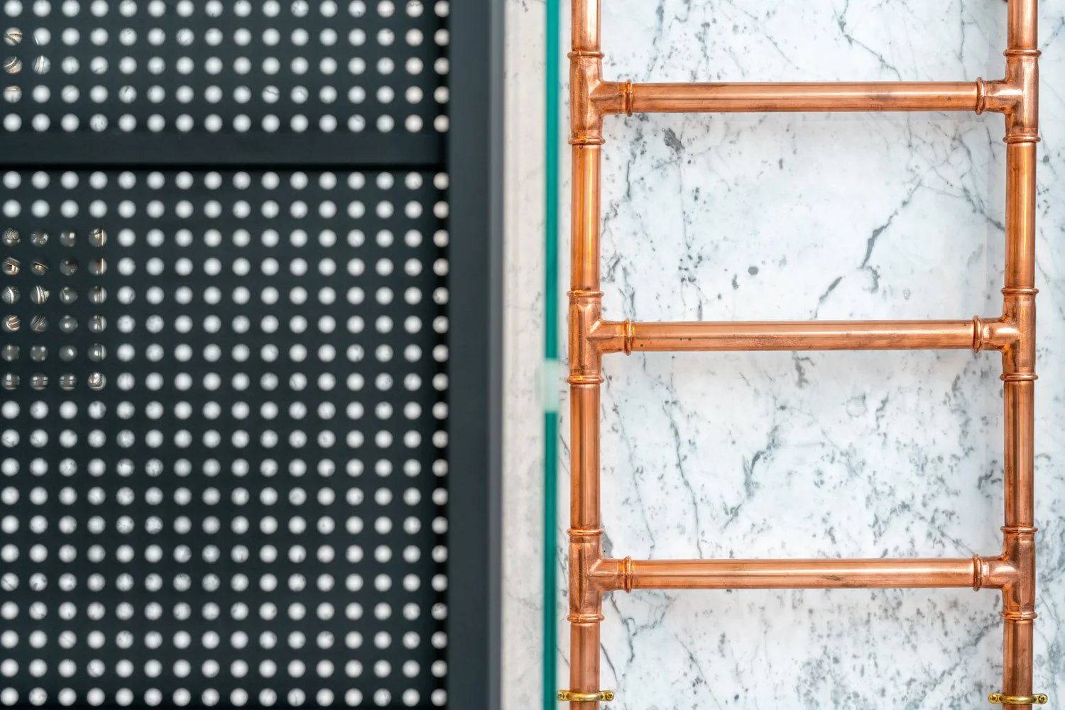  Explore Eglon House, a luxury modernist home in Primrose Hill, London. Inspired by the Maison de Verre, this architectural masterpiece was once the home of Tim Burton. Discover its industrial design, rich history, and ties to celebrity culture. 