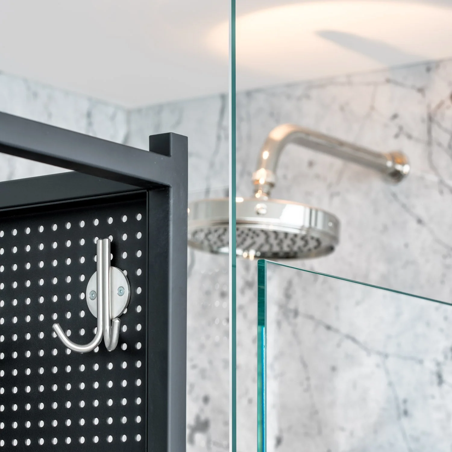  Explore Eglon House, a luxury modernist home in Primrose Hill, London. Inspired by the Maison de Verre, this architectural masterpiece was once the home of Tim Burton. Discover its industrial design, rich history, and ties to celebrity culture. 
