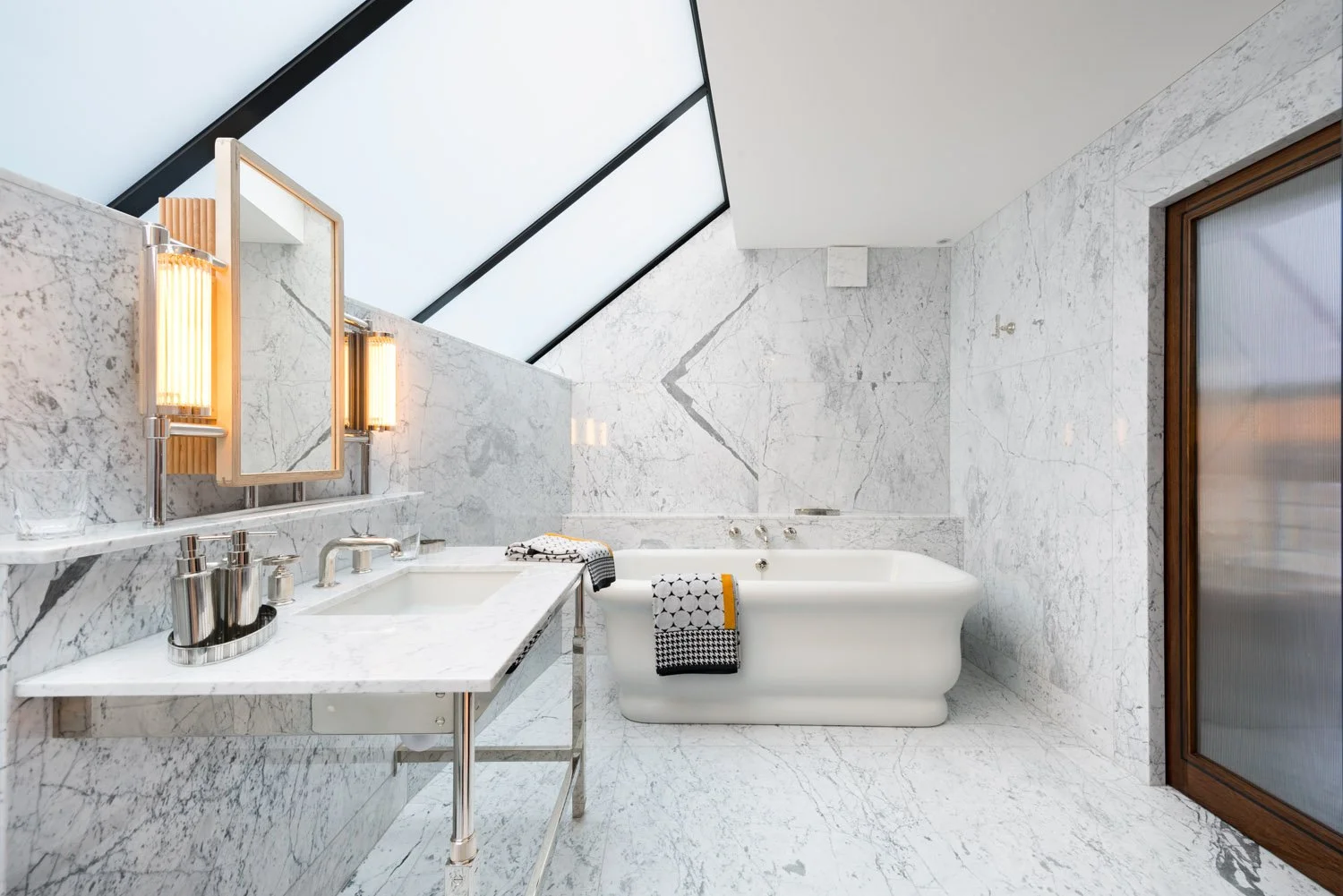  Explore Eglon House, a luxury modernist home in Primrose Hill, London. Inspired by the Maison de Verre, this architectural masterpiece was once the home of Tim Burton. Discover its industrial design, rich history, and ties to celebrity culture. 