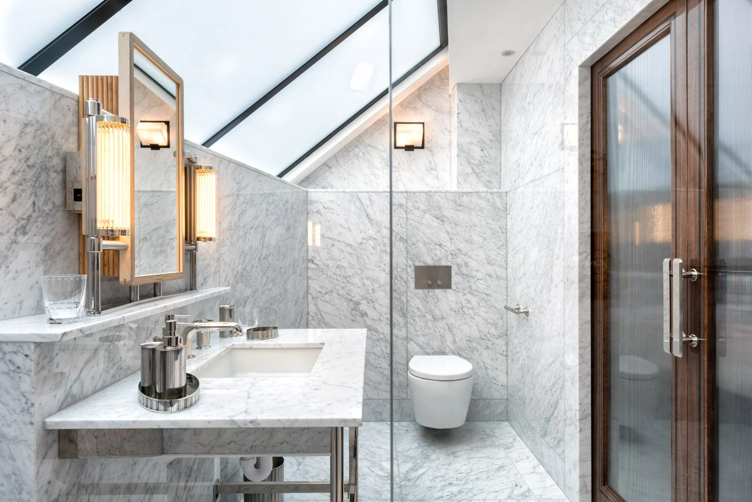  Explore Eglon House, a luxury modernist home in Primrose Hill, London. Inspired by the Maison de Verre, this architectural masterpiece was once the home of Tim Burton. Discover its industrial design, rich history, and ties to celebrity culture. 