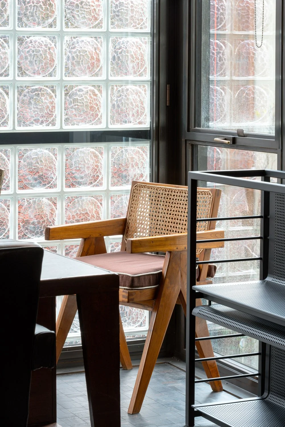  Explore Eglon House, a luxury modernist home in Primrose Hill, London. Inspired by the Maison de Verre, this architectural masterpiece was once the home of Tim Burton. Discover its industrial design, rich history, and ties to celebrity culture. 