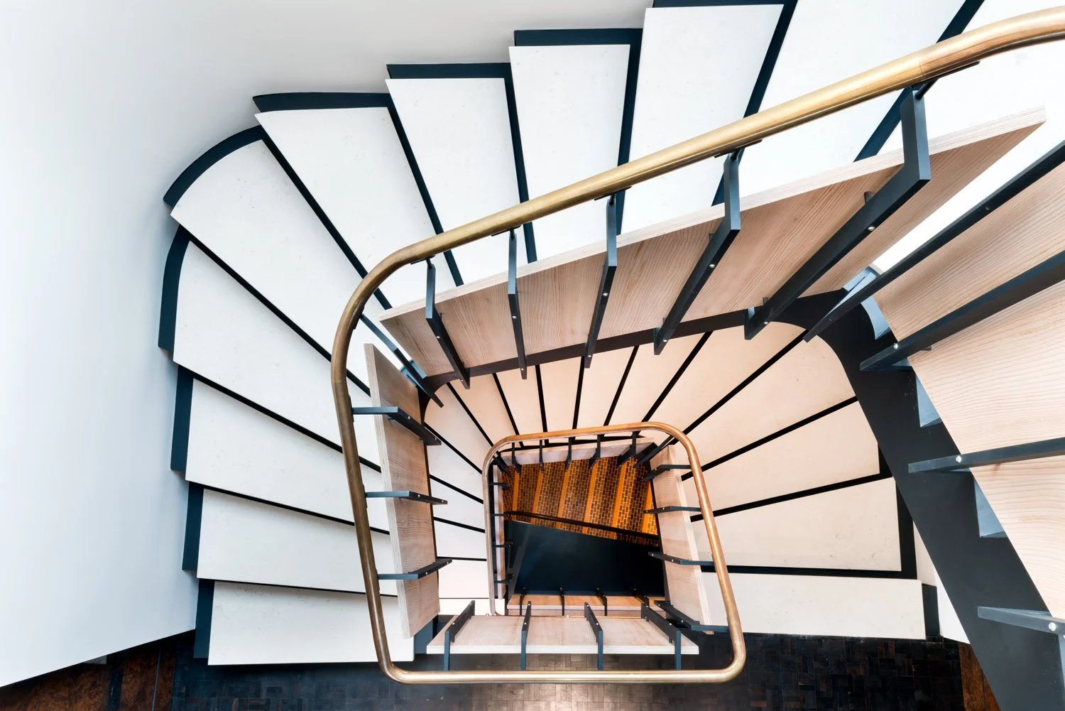  Explore Eglon House, a luxury modernist home in Primrose Hill, London. Inspired by the Maison de Verre, this architectural masterpiece was once the home of Tim Burton. Discover its industrial design, rich history, and ties to celebrity culture. 