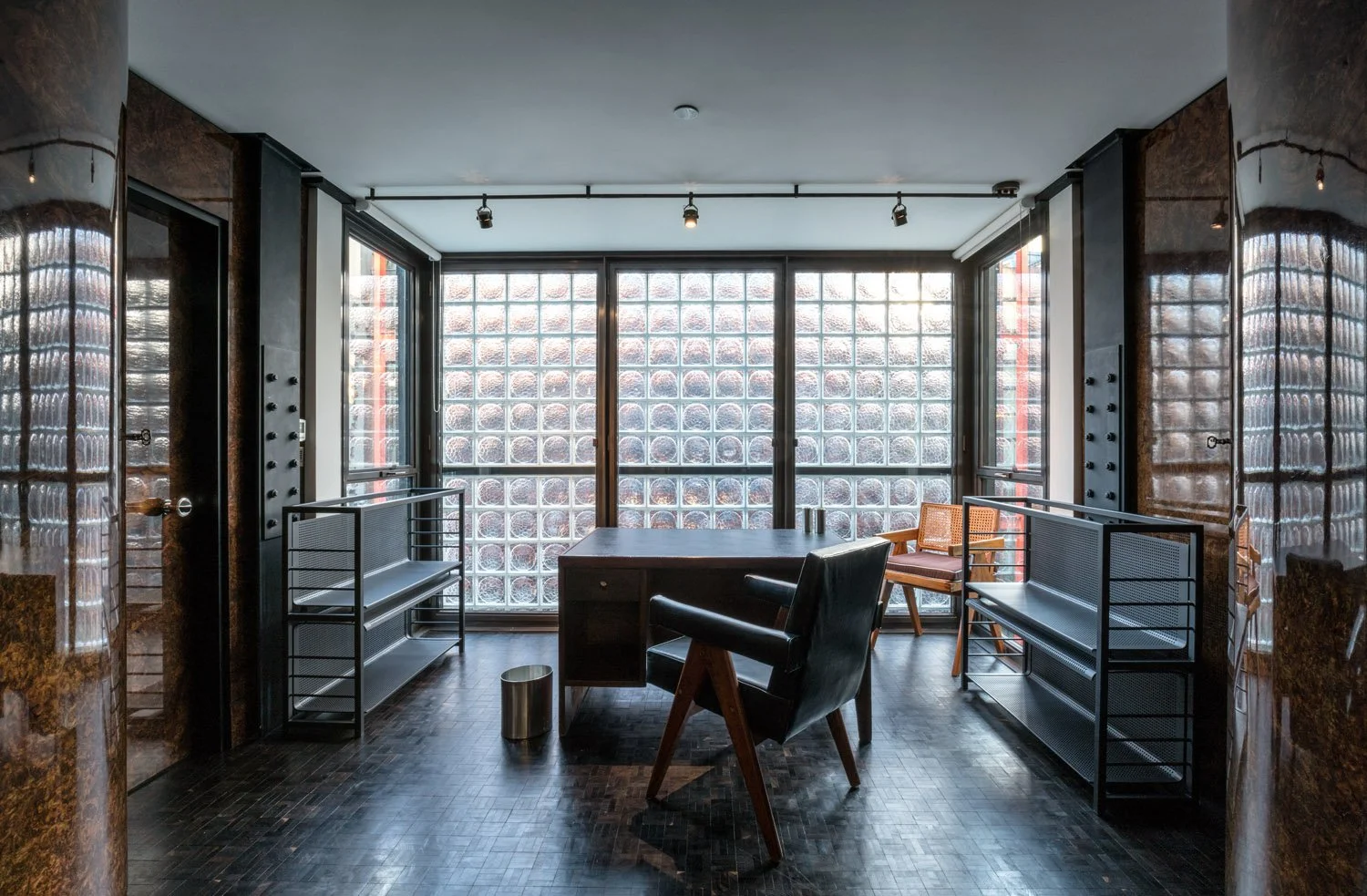  Explore Eglon House, a luxury modernist home in Primrose Hill, London. Inspired by the Maison de Verre, this architectural masterpiece was once the home of Tim Burton. Discover its industrial design, rich history, and ties to celebrity culture. 
