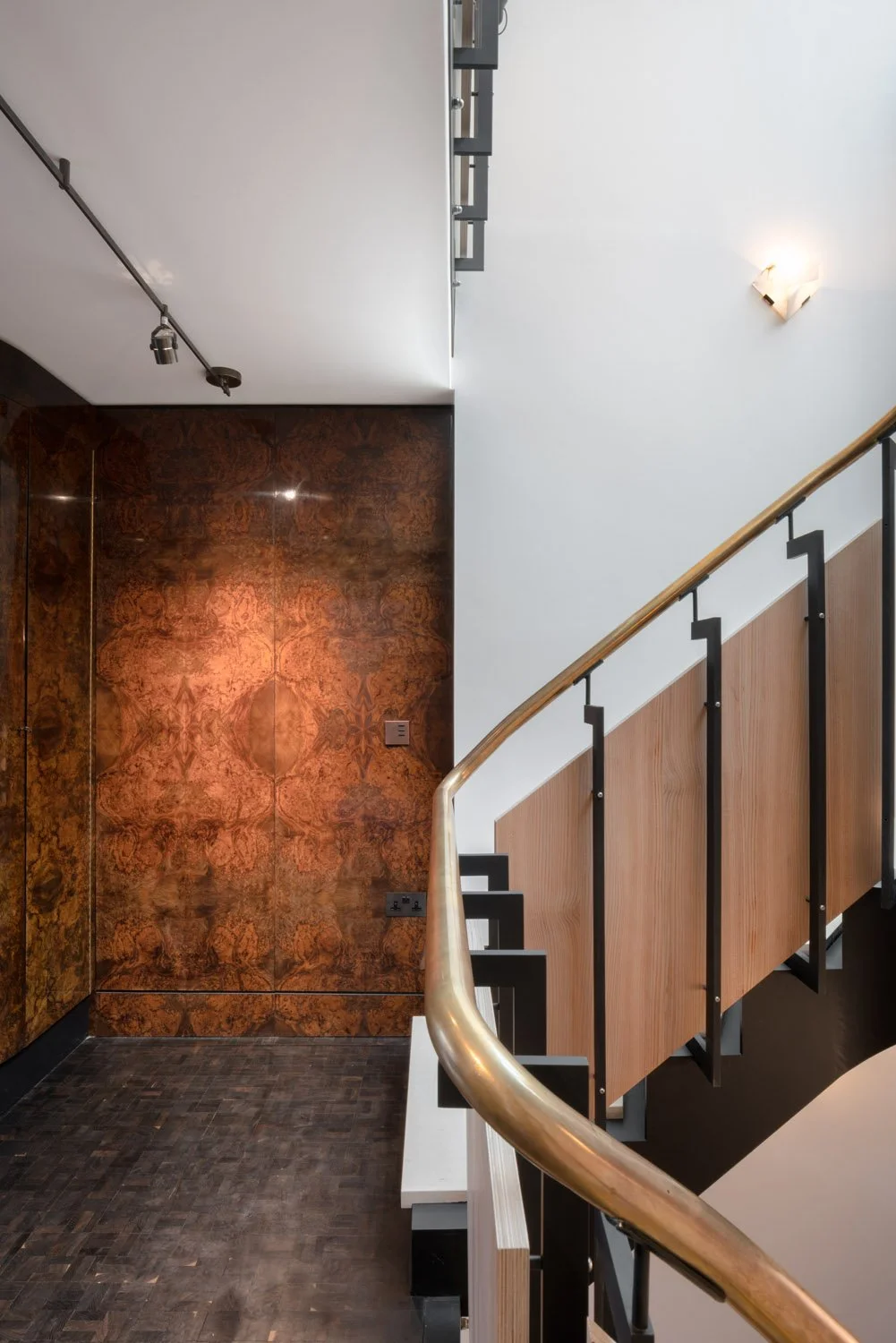  Explore Eglon House, a luxury modernist home in Primrose Hill, London. Inspired by the Maison de Verre, this architectural masterpiece was once the home of Tim Burton. Discover its industrial design, rich history, and ties to celebrity culture. 