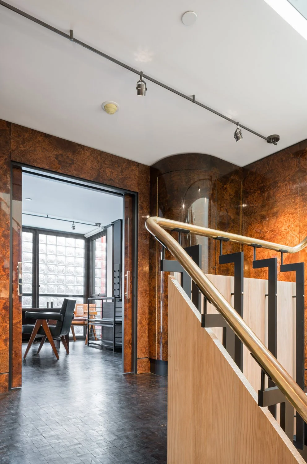  Explore Eglon House, a luxury modernist home in Primrose Hill, London. Inspired by the Maison de Verre, this architectural masterpiece was once the home of Tim Burton. Discover its industrial design, rich history, and ties to celebrity culture. 