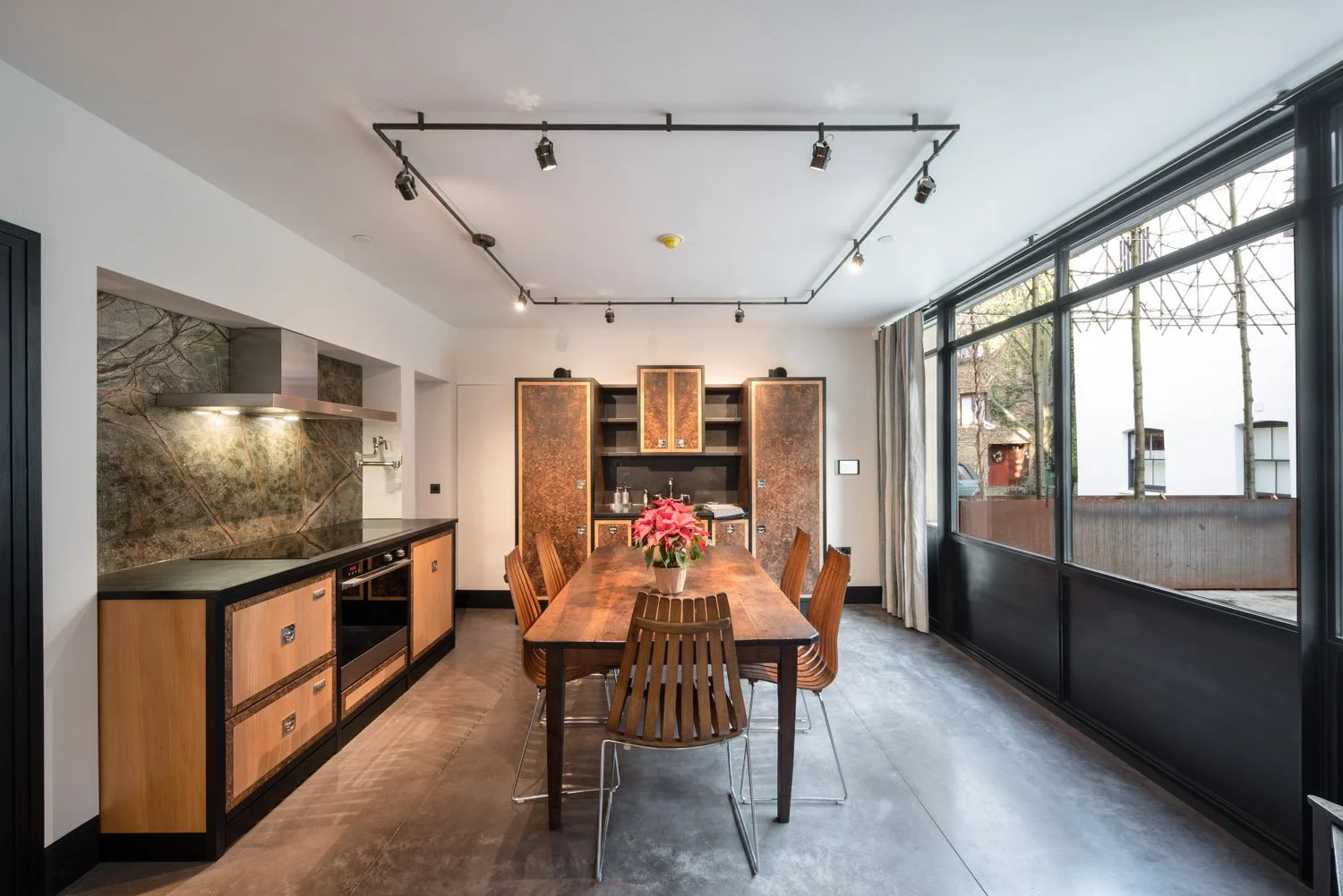  Explore Eglon House, a luxury modernist home in Primrose Hill, London. Inspired by the Maison de Verre, this architectural masterpiece was once the home of Tim Burton. Discover its industrial design, rich history, and ties to celebrity culture. 