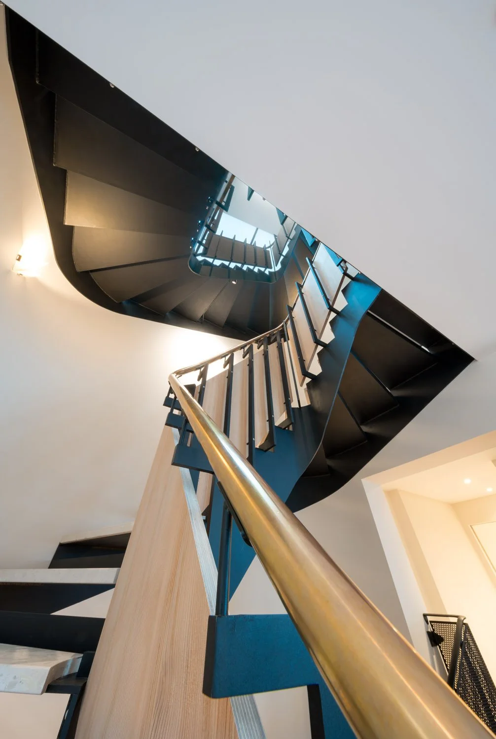  Explore Eglon House, a luxury modernist home in Primrose Hill, London. Inspired by the Maison de Verre, this architectural masterpiece was once the home of Tim Burton. Discover its industrial design, rich history, and ties to celebrity culture. 