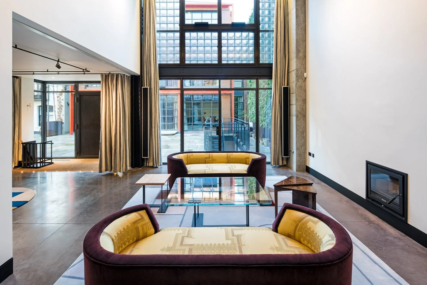  Explore Eglon House, a luxury modernist home in Primrose Hill, London. Inspired by the Maison de Verre, this architectural masterpiece was once the home of Tim Burton. Discover its industrial design, rich history, and ties to celebrity culture. 
