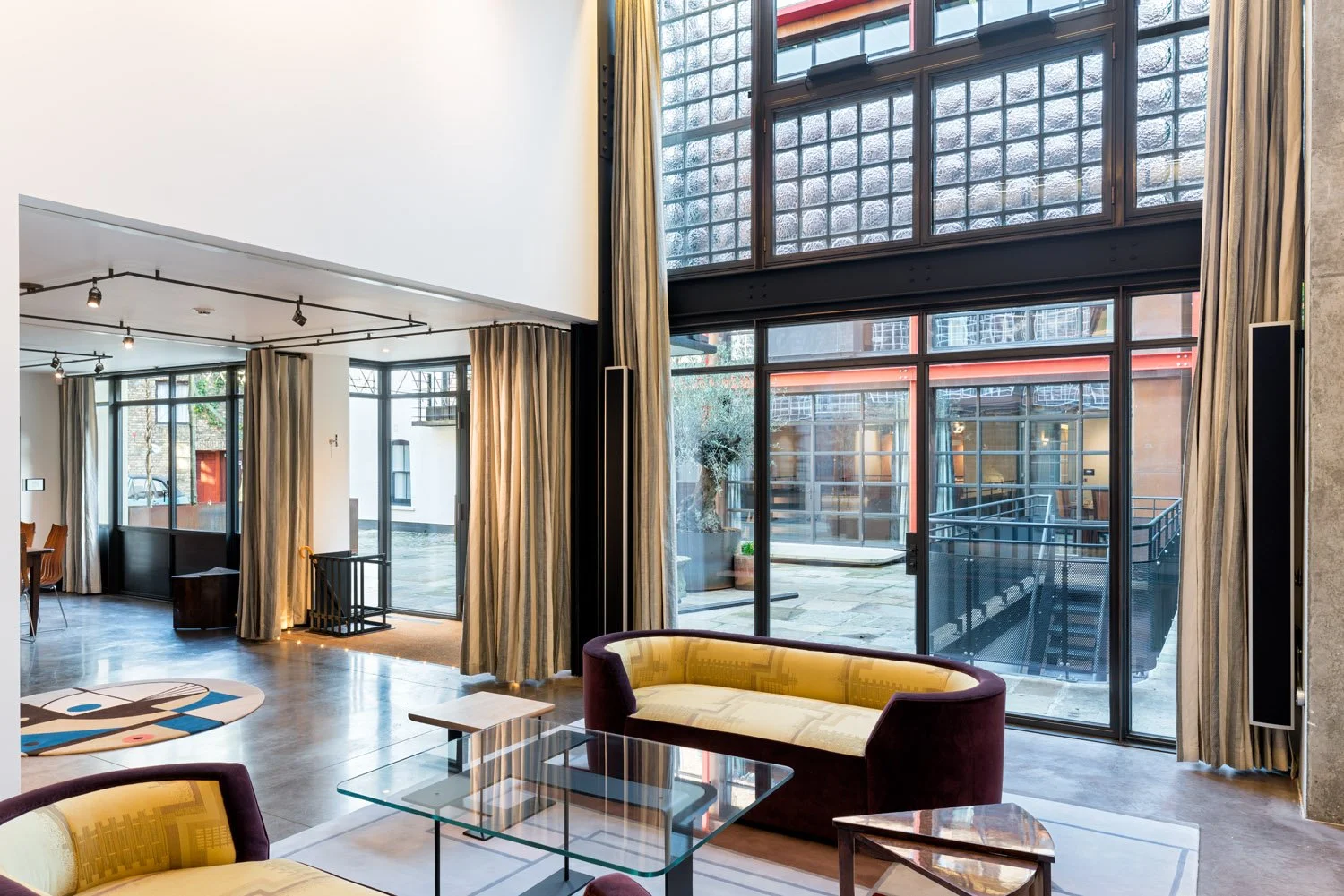  Explore Eglon House, a luxury modernist home in Primrose Hill, London. Inspired by the Maison de Verre, this architectural masterpiece was once the home of Tim Burton. Discover its industrial design, rich history, and ties to celebrity culture. 