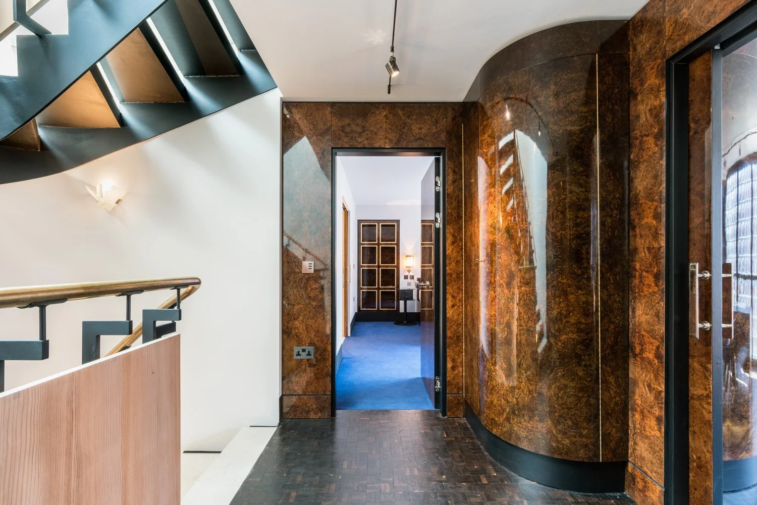  Explore Eglon House, a luxury modernist home in Primrose Hill, London. Inspired by the Maison de Verre, this architectural masterpiece was once the home of Tim Burton. Discover its industrial design, rich history, and ties to celebrity culture. 
