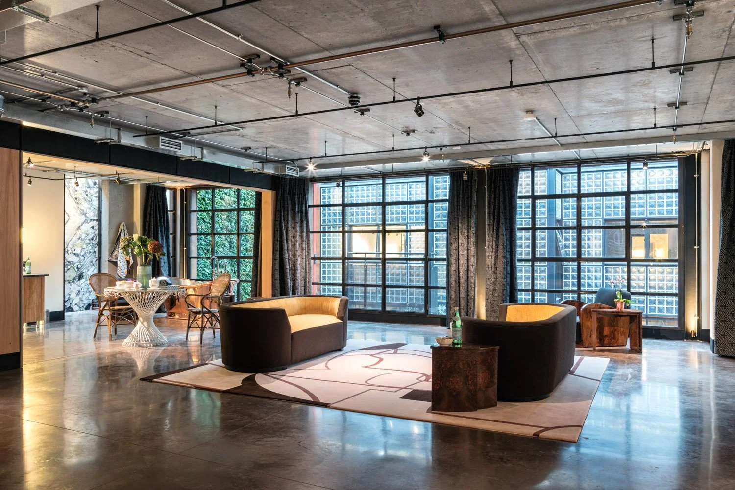  Explore Eglon House, a luxury modernist home in Primrose Hill, London. Inspired by the Maison de Verre, this architectural masterpiece was once the home of Tim Burton. Discover its industrial design, rich history, and ties to celebrity culture. 