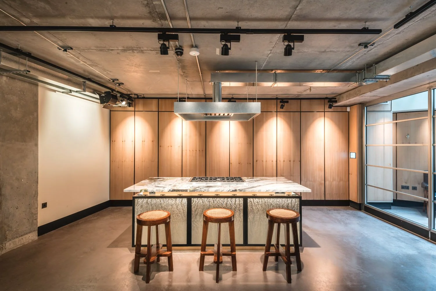  Explore Eglon House, a luxury modernist home in Primrose Hill, London. Inspired by the Maison de Verre, this architectural masterpiece was once the home of Tim Burton. Discover its industrial design, rich history, and ties to celebrity culture. 