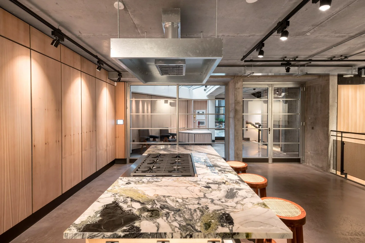  Explore Eglon House, a luxury modernist home in Primrose Hill, London. Inspired by the Maison de Verre, this architectural masterpiece was once the home of Tim Burton. Discover its industrial design, rich history, and ties to celebrity culture. 