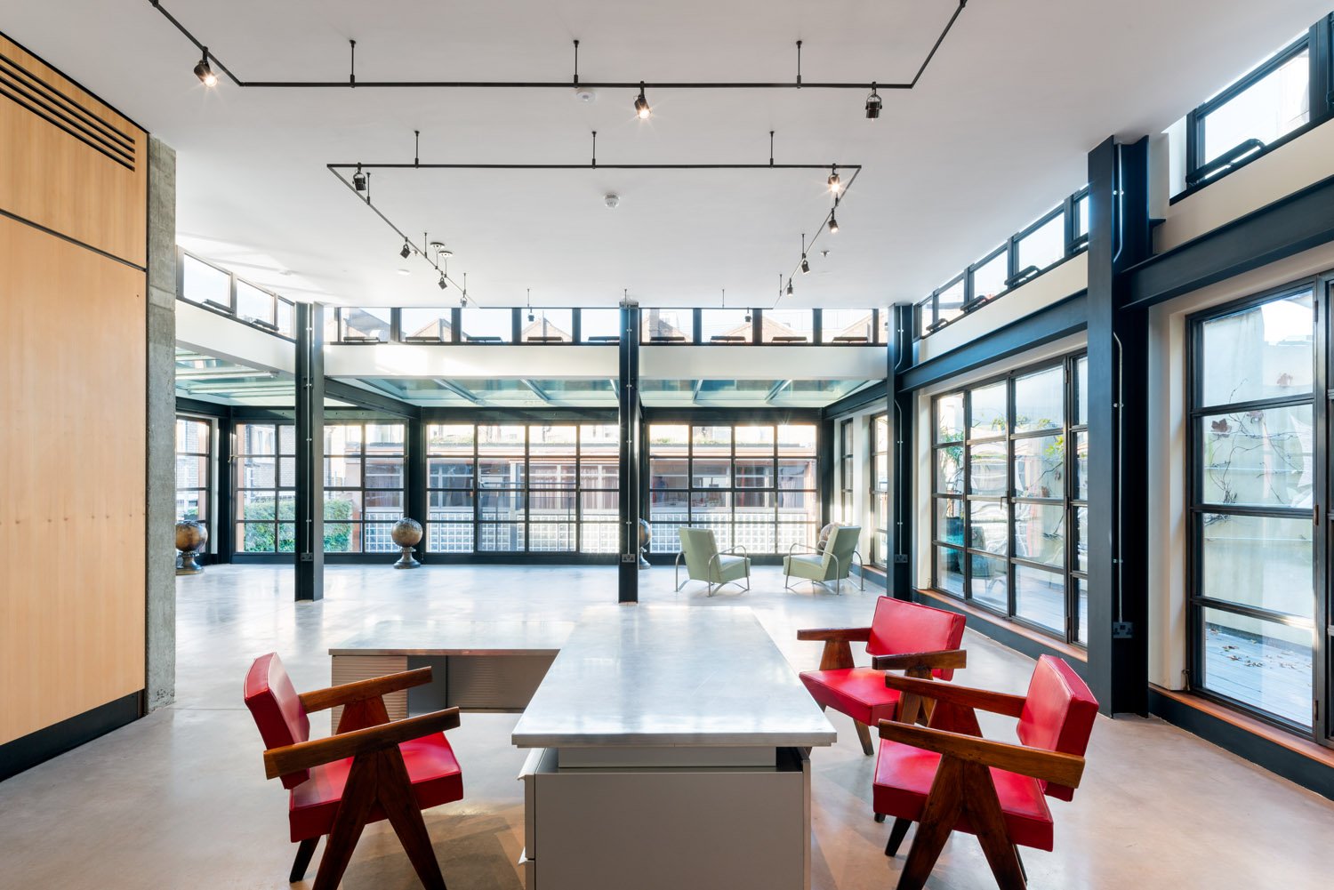  Explore Eglon House, a luxury modernist home in Primrose Hill, London. Inspired by the Maison de Verre, this architectural masterpiece was once the home of Tim Burton. Discover its industrial design, rich history, and ties to celebrity culture. 