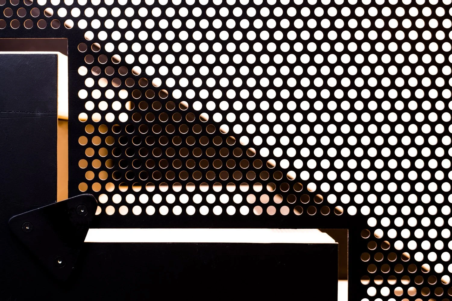  Explore Eglon House, a luxury modernist home in Primrose Hill, London. Inspired by the Maison de Verre, this architectural masterpiece was once the home of Tim Burton. Discover its industrial design, rich history, and ties to celebrity culture. 