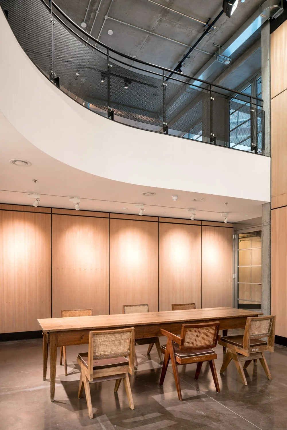  Explore Eglon House, a luxury modernist home in Primrose Hill, London. Inspired by the Maison de Verre, this architectural masterpiece was once the home of Tim Burton. Discover its industrial design, rich history, and ties to celebrity culture. 