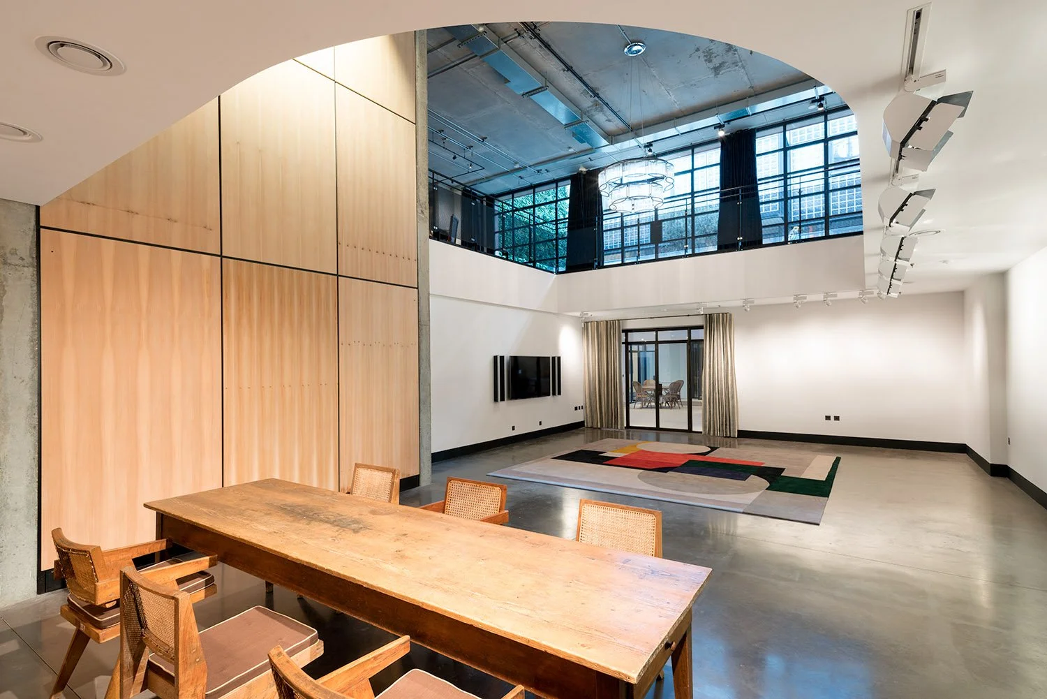  Explore Eglon House, a luxury modernist home in Primrose Hill, London. Inspired by the Maison de Verre, this architectural masterpiece was once the home of Tim Burton. Discover its industrial design, rich history, and ties to celebrity culture. 