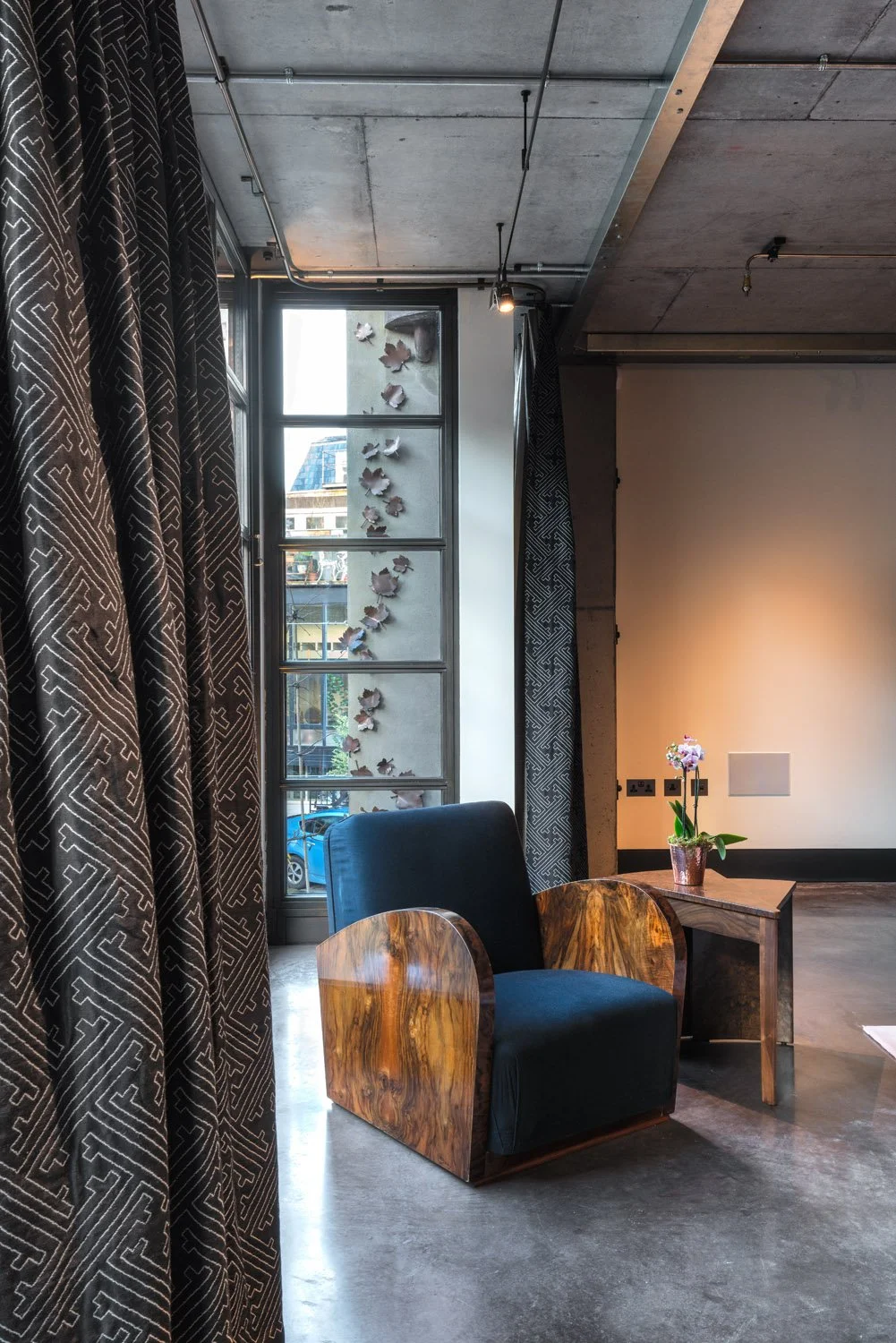  Explore Eglon House, a luxury modernist home in Primrose Hill, London. Inspired by the Maison de Verre, this architectural masterpiece was once the home of Tim Burton. Discover its industrial design, rich history, and ties to celebrity culture. 