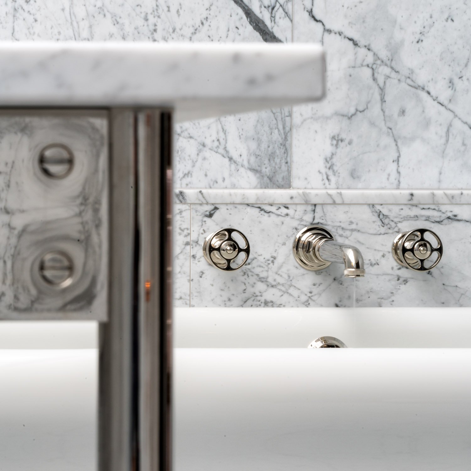  Explore Eglon House, a luxury modernist home in Primrose Hill, London. Inspired by the Maison de Verre, this architectural masterpiece was once the home of Tim Burton. Discover its industrial design, rich history, and ties to celebrity culture. 