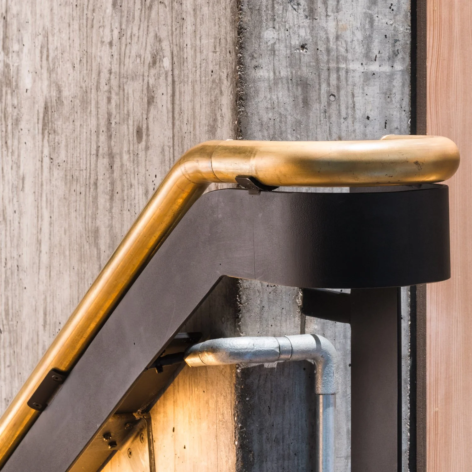 Explore Eglon House, a luxury modernist home in Primrose Hill, London. Inspired by the Maison de Verre, this architectural masterpiece was once the home of Tim Burton. Discover its industrial design, rich history, and ties to celebrity culture. 