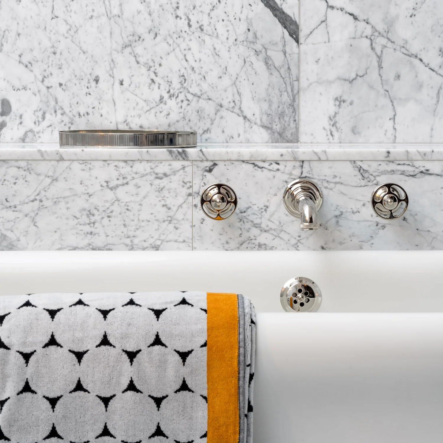  Explore Eglon House, a luxury modernist home in Primrose Hill, London. Inspired by the Maison de Verre, this architectural masterpiece was once the home of Tim Burton. Discover its industrial design, rich history, and ties to celebrity culture. 