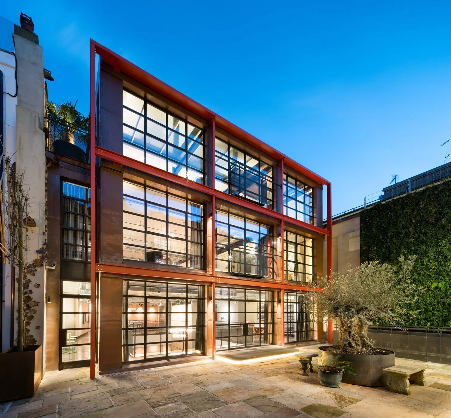  Explore Eglon House, a luxury modernist home in Primrose Hill, London. Inspired by the Maison de Verre, this architectural masterpiece was once the home of Tim Burton. Discover its industrial design, rich history, and ties to celebrity culture. 