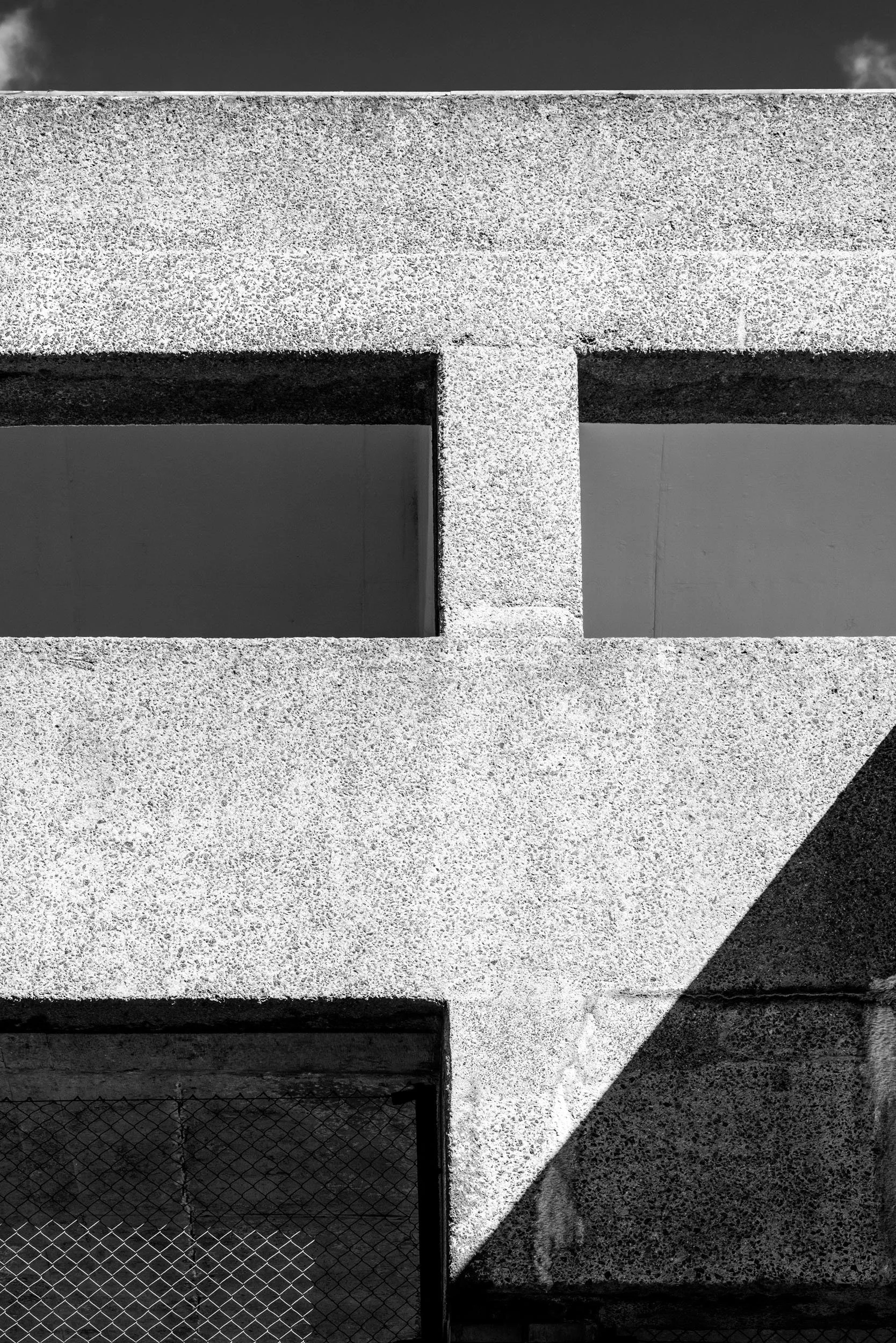architectural-photography-barbican-estate-brutalist-chamberlin-powell-bon-london-exterior-04.jpg