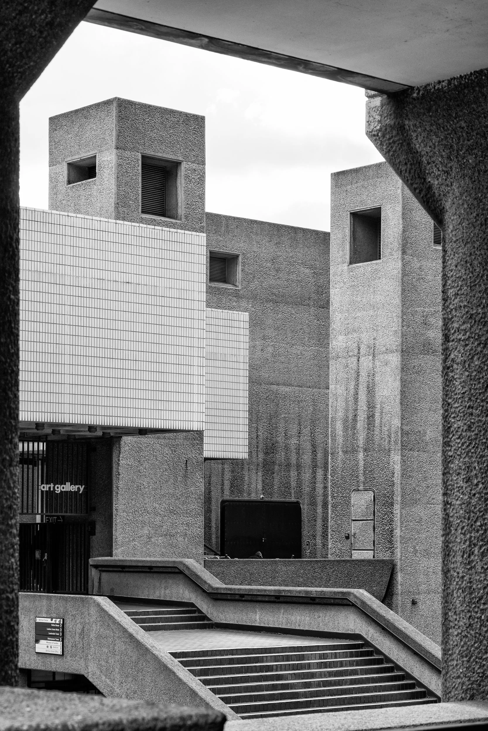 architectural-photography-barbican-estate-brutalist-chamberlin-powell-bon-london-exterior-07.jpg