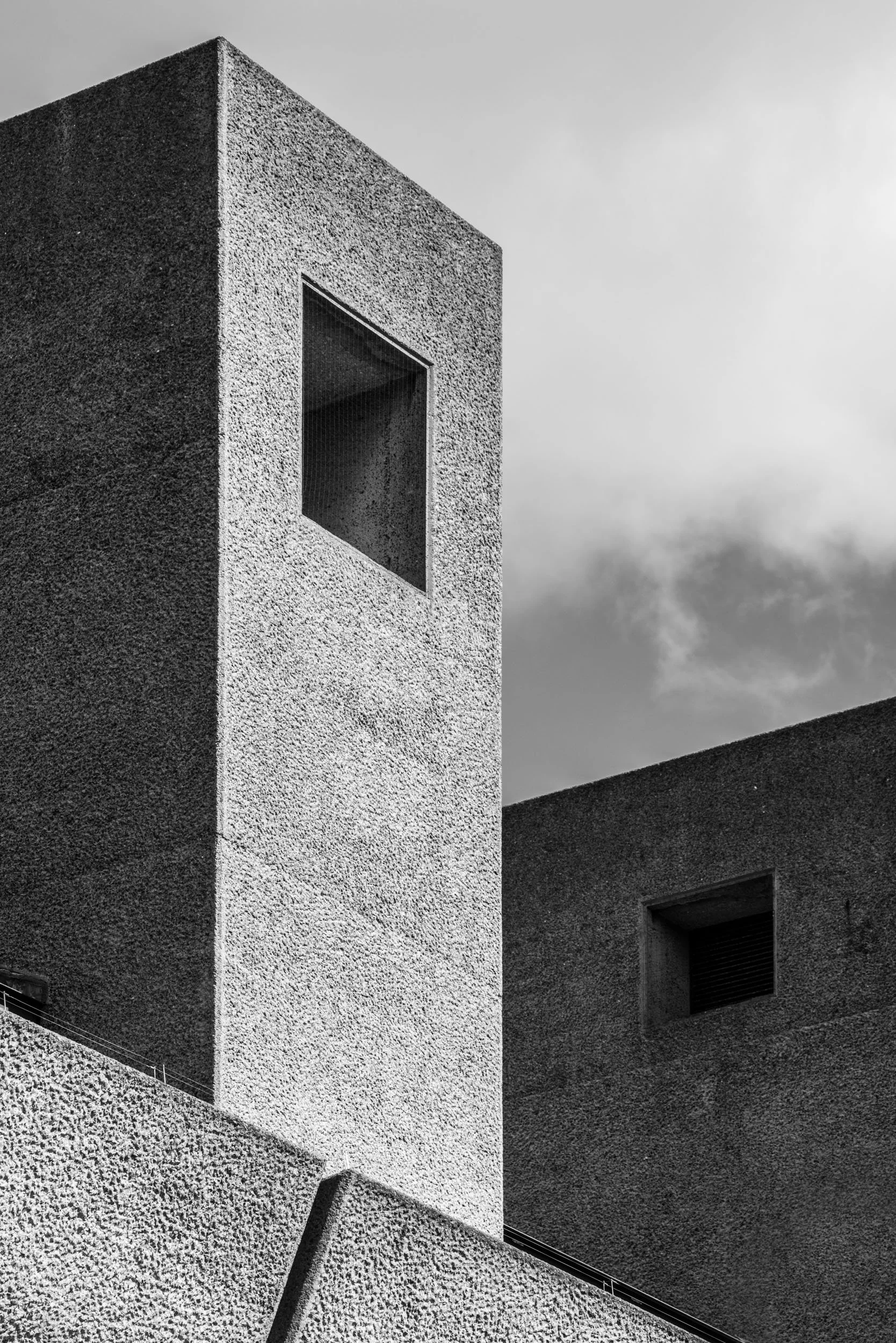 architectural-photography-barbican-estate-brutalist-chamberlin-powell-bon-london-exterior-17.jpg