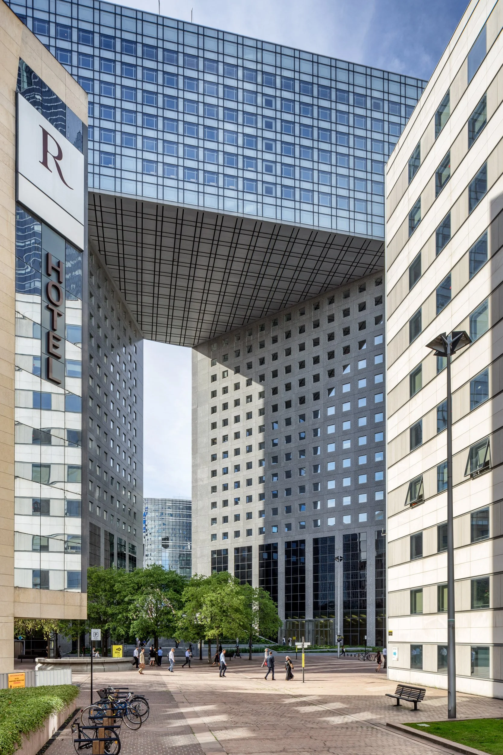la-defense-business-district-paris-architectural-photography-002.jpg
